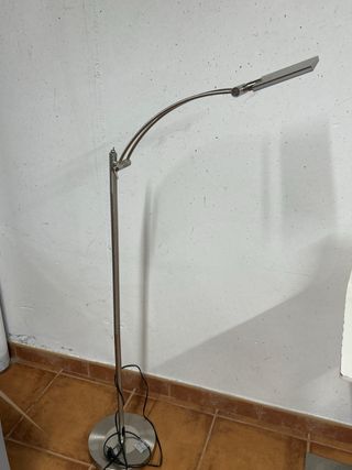 Lámpara de pie moderna metal plateado