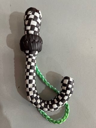 Bastón de cuero trenzado llavero adorno