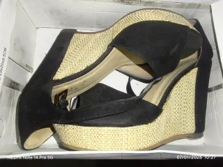 Sandalias de cuña negras y beige