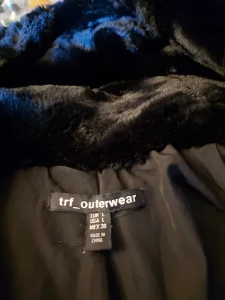 Abrigo de pelo negro con capucha