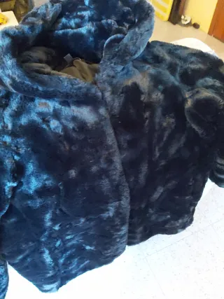 Abrigo de pelo negro con capucha