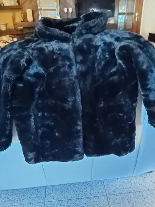 Abrigo de pelo negro con capucha