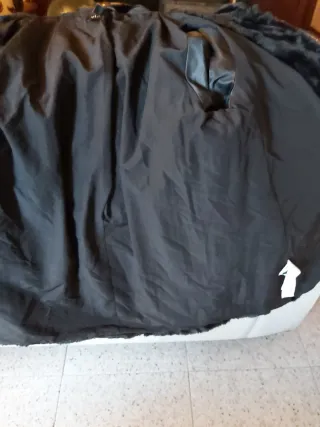 Abrigo de pelo negro con capucha