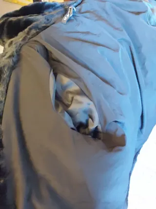 Abrigo de pelo negro con capucha