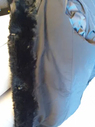 Abrigo de pelo negro con capucha