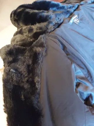 Abrigo de pelo negro con capucha