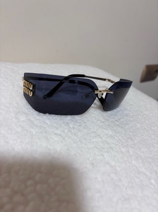 Gafas de sol Miu Miu negras y doradas