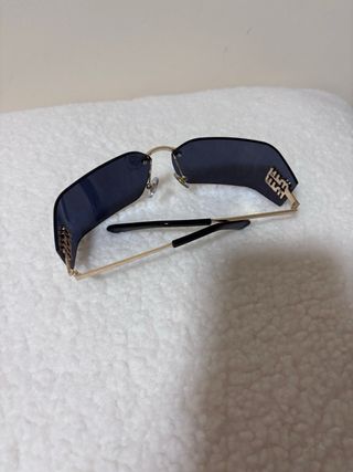 Gafas de sol Miu Miu negras y doradas