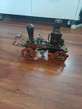 Tren de vapor decorativo. Réplica