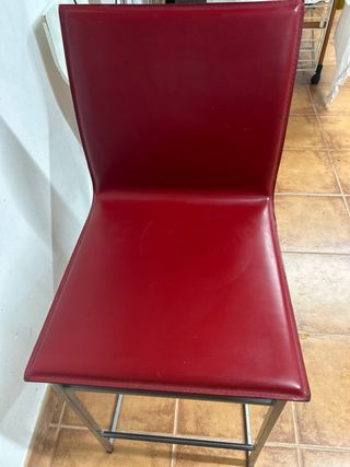 Taburetes de cuero negro y rojo