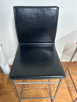 Taburetes de cuero negro y rojo