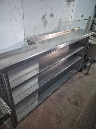 Estantería metálica plateada