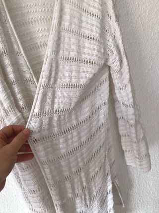 Cárdigan calado manga larga.