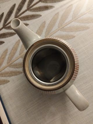 Tetera y 2 tazas de cerámica