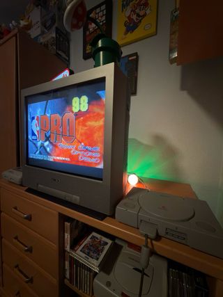 PlayStation 1 con caja y cable