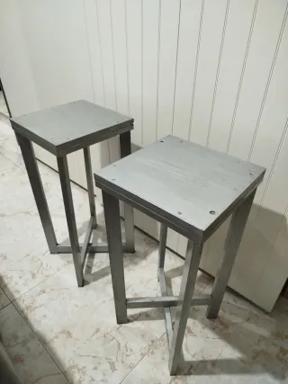 Taburete alto gris metálico