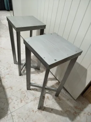 Taburete alto gris metálico