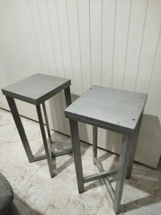 Taburete alto gris metálico