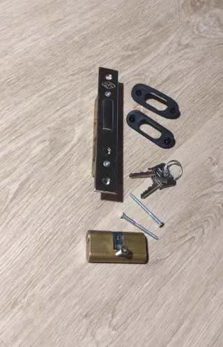 Cerradura y bombín con llaves