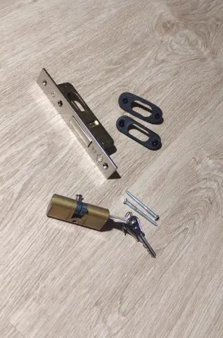 Cerradura y bombín con llaves