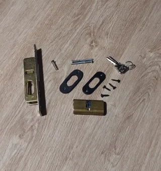 Cerradura y bombín con llaves