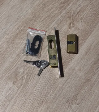 Cerradura y bombín con llaves