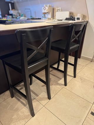 Sillas de barra de madera negras (2 unidades)