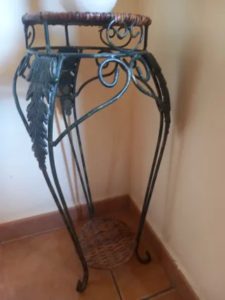 Portavasi vintage in metallo, bronzo e vimini