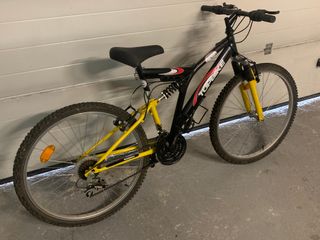Bicicleta de montaña TOPBIKE negra y amarilla