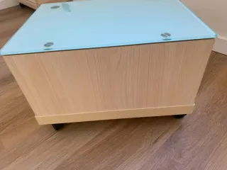 Mesitas de noche con ruedas y cristal. 2 unidades.