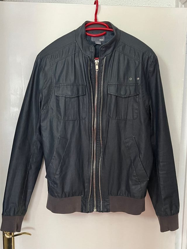 Cazadora azul con cremalleras