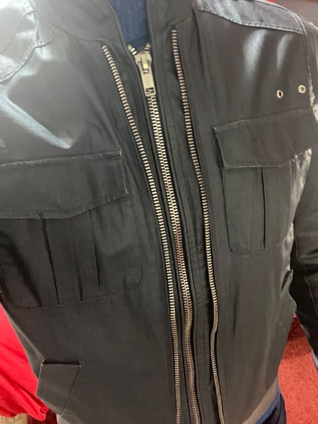 Cazadora azul con cremalleras