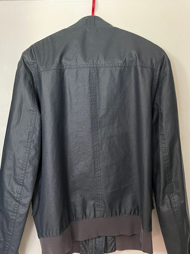 Cazadora azul con cremalleras