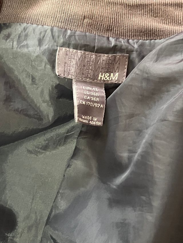 Cazadora azul con cremalleras