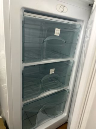 Congelador bajo encimera OK.
