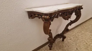 Consola de madera tallada a mano con mármol