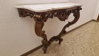 Consola de madera tallada a mano con mármol