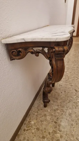 Consola de madera tallada a mano con mármol