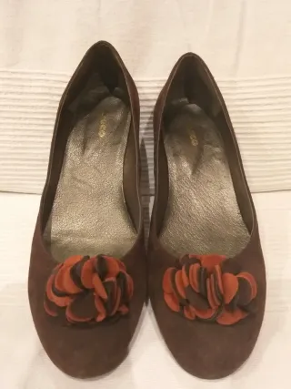 Zapatos de ante marrón con flor T37