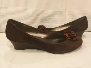 Zapatos de ante marrón con flor T37