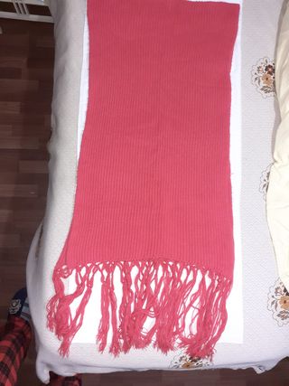 Sciarpa lunga in maglia rossa con frange