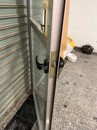 Puerta aluminio con cristales