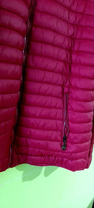 Cazadora plumífero granate acolchada