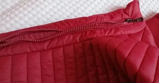 Cazadora plumífero granate acolchada