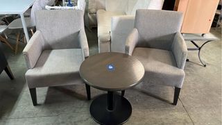 Mesa redonda y 2 sillones tapizados
