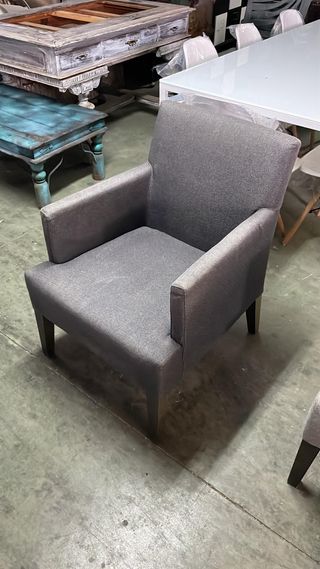 Mesa redonda y 2 sillones tapizados