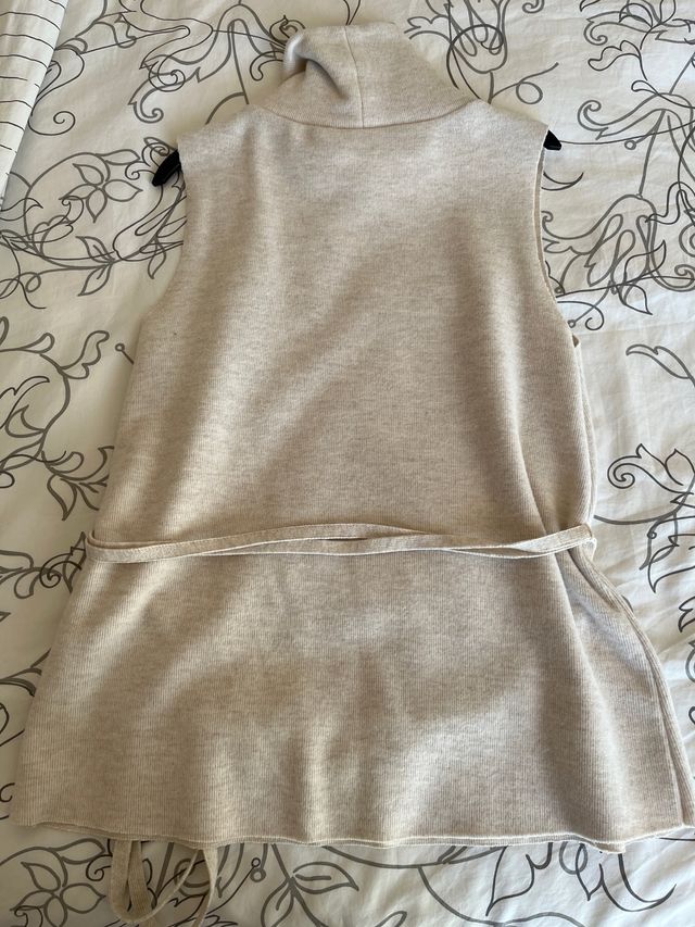 Jersey Zara sin mangas cuello alto.