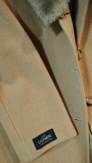 Abrigo largo mujer beige con cuello de pelo