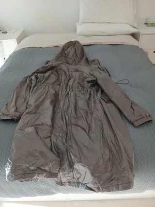 Chubasquero gris sin estrenar y botas de agua