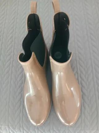 Chubasquero gris sin estrenar y botas de agua